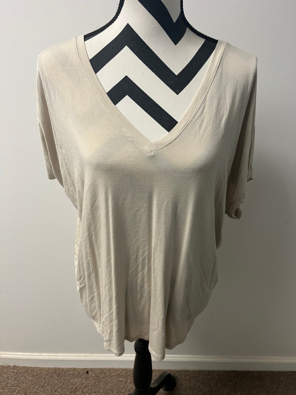 Express Light Beige V-Neck Short Sleeve Tee